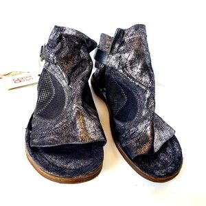 A.S. 98 Metallic Black and Silver Metallic Gladiator Sandals NWT Italian Size 38